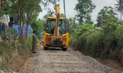 பொதுமக்களின் எதிர்ப்பை மீறி சாலை அமைக்கும் பணி பொதுமக்களின் எதிர்ப்பை மீறி சாலை அமைக்கும் பணி