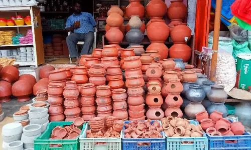 மண்பாண்ட தொழிலை பாதுகாக்க அரசு நிதி உதவி வழங்கிட வேண்டும் மண்பாண்ட தொழிலை பாதுகாக்க அரசு நிதி உதவி வழங்கிட வேண்டும்