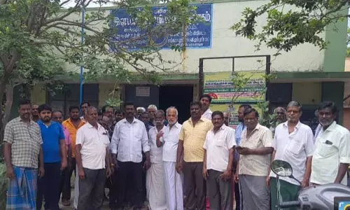 இளநிலை மின் பொறியாளர் அலுவலகத்தை பொதுமக்கள் திடீர் முற்றுகை