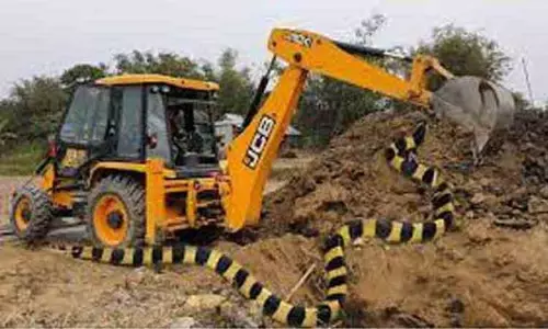 மண் அள்ளிய பொக்லைன் எந்திரம் பறிமுதல்