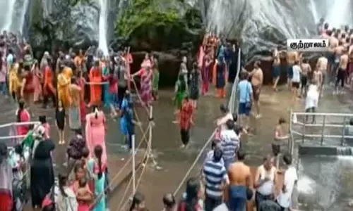 குற்றால அருவிகளில் தண்ணீர் வரத்து அதிகரிப்பு - சுற்றுலா பயணிகள் மகிழ்ச்சி