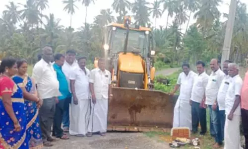 அம்பலூர் ஊராட்சியில் சாலை அமைக்கும் பணி அம்பலூர் ஊராட்சியில் சாலை அமைக்கும் பணி