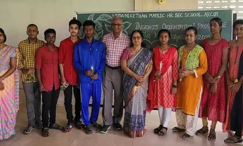 ஆற்காடு வேத நிகேதன் மெட்ரிக் பள்ளியில் சாதனை மாணவர்களுக்கு பாராட்டு