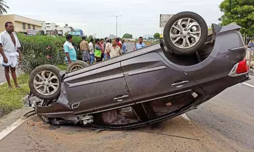 சேலம் சீலநாயக்கன்பட்டியில் கார் கவிழ்ந்து விபத்து; 2 பேர் படுகாயம் சேலம் சீலநாயக்கன்பட்டியில் கார் கவிழ்ந்து விபத்து; 2 பேர் படுகாயம்