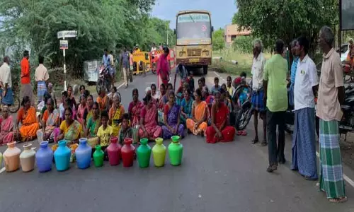 சென்னிமலை அருகே சீராக குடிநீர் வினியோகம் செய்யக்கோரி பொதுமக்கள் சாலை மறியல்