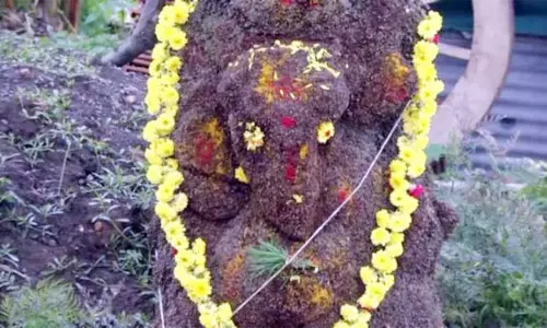 ஈச்ச மரத்தில் உருவான விநாயகருக்கு சிறப்பு வழிபாடு ஈச்ச மரத்தில் உருவான விநாயகருக்கு சிறப்பு வழிபாடு