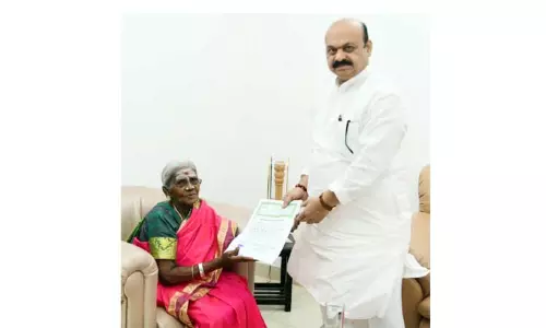 சாளுமரத திம்மக்காவிடம் உரிமை பத்திரத்தை வழங்கிய பசவராஜ் பொம்மை சாளுமரத திம்மக்காவிடம் உரிமை பத்திரத்தை வழங்கிய பசவராஜ் பொம்மை
