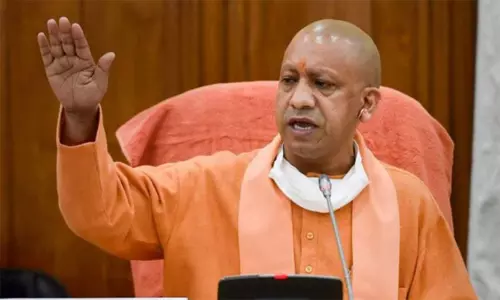 உ.பி. முதல்-மந்திரி சென்ற ஹெலிகாப்டர் அவசரமாக தரையிறக்கம்