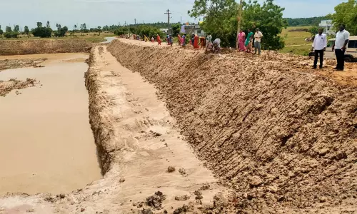 ஒரக்காடு ஊராட்சியில் குளம் சீரமைப்பு பணிகளை அதிகாரிகள் ஆய்வு