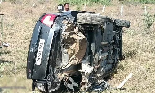 தூத்துக்குடி: கார்கள் மோதி விபத்து - 4 பேர் படுகாயம் தூத்துக்குடி: கார்கள் மோதி விபத்து - 4 பேர் படுகாயம்