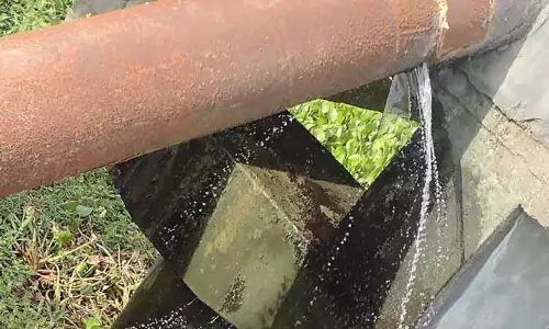 கொள்ளிடம் கூட்டு குடிநீர் திட்ட குழாய் உடைந்து தண்ணீர் வீணாகும் அவலம்