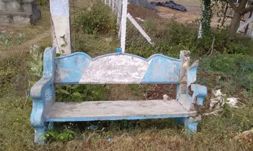 பஸ் நிறுத்தங்களில் உடைந்து கிடக்கும் இருக்கைகள்