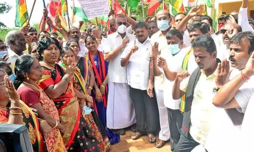 சிங்காநல்லூர் ரெயில் நிலையத்தை முற்றுகையிட்டு போராட்டம்