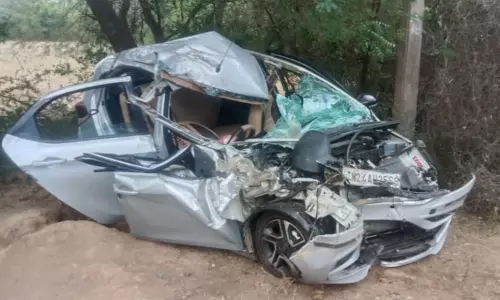 டாரஸ் லாரி-கார் நேருக்கு நேர் மோதி விபத்து - 4 பேர் படுகாயம்