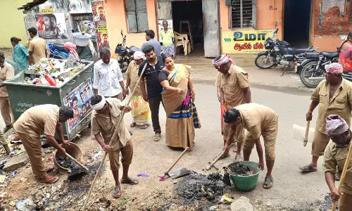 தூய்மை பணியை பேரூராட்சி தலைவர் தூய்மை பணியை பேரூராட்சி தலைவர்