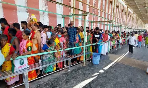 திருச்செந்தூர் கோவிலில் பக்தர்கள் குவிந்தனர்; நீண்ட வரிசையில் நின்று சாமி தரிசனம் திருச்செந்தூர் கோவிலில் பக்தர்கள் குவிந்தனர்; நீண்ட வரிசையில் நின்று சாமி தரிசனம்