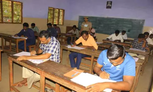 போலீஸ் சப்-இன்ஸ்பெக்டர் பணிக்கு 2-வது நாளாக எழுத்து தேர்வு போலீஸ் சப்-இன்ஸ்பெக்டர் பணிக்கு 2-வது நாளாக எழுத்து தேர்வு