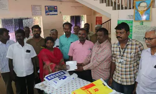 ஆட்டோ டிரைவர்களின் குழந்தைகளுக்கு பரிசு