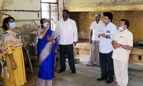 பள்ளி-கல்லூரி விடுதிகளை ஆதிதிராவிடர் நல ஆணையர் ஆய்வு பள்ளி-கல்லூரி விடுதிகளை ஆதிதிராவிடர் நல ஆணையர் ஆய்வு