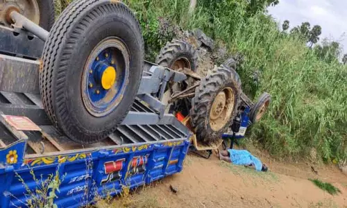 டிராக்டர் கவிழ்ந்து பெண் பலி டிராக்டர் கவிழ்ந்து பெண் பலி