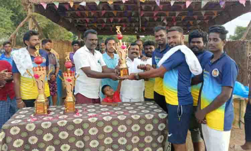 கிரிக்கெட் போட்டியில் வெற்றி பெற்ற அணிகளுக்கு பரிசு