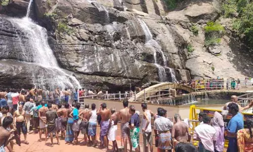 குற்றாலத்தில் குவிந்த சுற்றுலா பயணிகள்