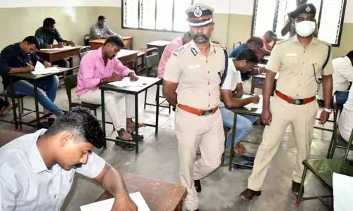 சப்-இன்ஸ்பெக்டர் பணிக்கான எழுத்து தேர்வில் 607 பேர் பங்கேற்பு சப்-இன்ஸ்பெக்டர் பணிக்கான எழுத்து தேர்வில் 607 பேர் பங்கேற்பு