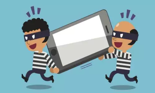 வீடு புகுந்து 2 செல்போன்கள் திருட்டு