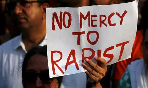 ஓடும் காரில் பெண், 6 வயது மகள் கூட்டு பாலியல் வன்கொடுமை - அதிர்ச்சி சம்பவம் ஓடும் காரில் பெண், 6 வயது மகள் கூட்டு பாலியல் வன்கொடுமை - அதிர்ச்சி சம்பவம்