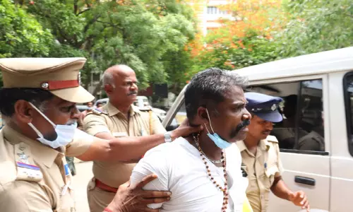 வேலூர் கலெக்டர் அலுவலகத்தில் மனு கொடுக்க வந்த மனைவி மீது தாக்குதல் - முன்னாள் ராணுவ வீரர் கைது