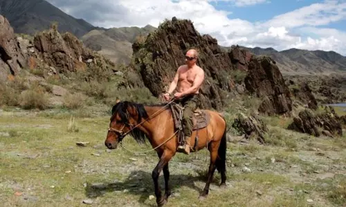 மேலாடையின்றி குதிரை சவாரி செய்த ரஷிய அதிபர் புதின்! ஜி-7 மாநாட்டில் கேலி செய்த தலைவர்கள்!!