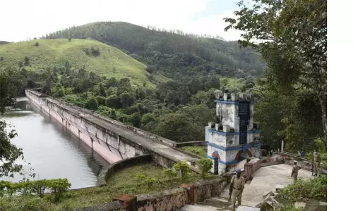 முல்லைப்பெரியாறு அணையில் கூடுதல் தண்ணீர் திறப்பு: லோயர்கேம்பில் மின் உற்பத்தி அதிகரிப்பு முல்லைப்பெரியாறு அணையில் கூடுதல் தண்ணீர் திறப்பு: லோயர்கேம்பில் மின் உற்பத்தி அதிகரிப்பு