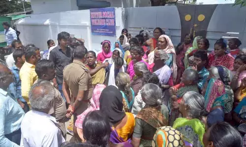 தனியார் மதுக்கூடத்தை மூடக்கோரி பொதுமக்கள் முற்றுகை போராட்டம்