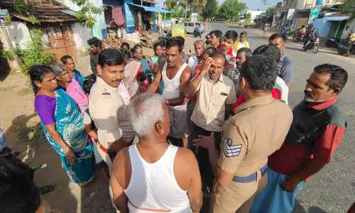 குடிநீர் திருட்டை கண்டித்து சாலை மறியல்