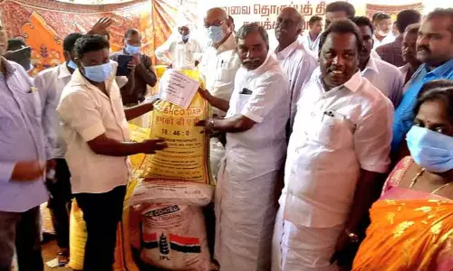 குறுவை தொகுப்பு திட்டத்தின் கீழ் விவசாயிகளுக்கு இடுபொருட்கள்