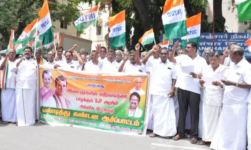 தர்மபுரியில் காங்கிரஸ் கட்சியினர் ஆர்ப்பாட்டம் தர்மபுரியில் காங்கிரஸ் கட்சியினர் ஆர்ப்பாட்டம்