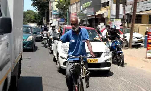 சைக்கிளில் சென்று தபால் கொடுக்கும் ஒரு கையை இழந்த 80 வயது முதியவர்