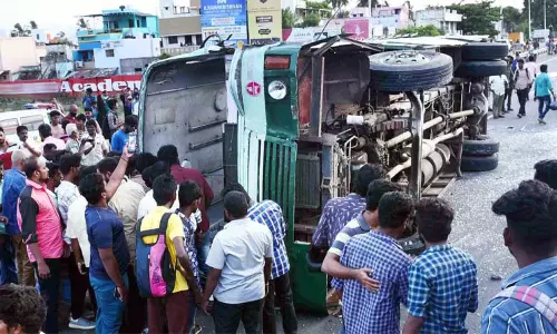 திருச்சி-சென்னை தேசிய நெடுஞ்சாலையில் அரசு பஸ் கவிழ்ந்து விபத்து - டிரைவர் பலி திருச்சி-சென்னை தேசிய நெடுஞ்சாலையில் அரசு பஸ் கவிழ்ந்து விபத்து - டிரைவர் பலி
