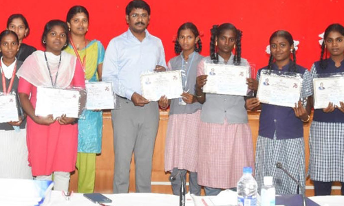 பேச்சு போட்டியில் வெற்றி பெற்றவர்களுக்கு பரிசு பேச்சு போட்டியில் வெற்றி பெற்றவர்களுக்கு பரிசு