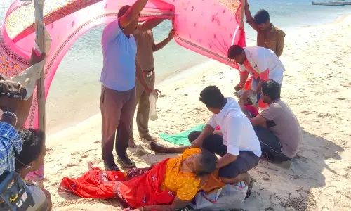 தீவு போன்ற மணல் பரப்பில் மயங்கி கிடந்த வயதான தம்பதி தீவு போன்ற மணல் பரப்பில் மயங்கி கிடந்த வயதான தம்பதி