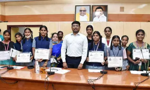 பேச்சுப்போட்டியில் வெற்றி பெற்ற மாணவிகளுக்கு பரிசு பேச்சுப்போட்டியில் வெற்றி பெற்ற மாணவிகளுக்கு பரிசு