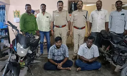 பெண்ணை கொன்று சுடுகாட்டில் புதைத்த வழக்கில் தந்தையுடன் என்ஜினீயர் கைது பெண்ணை கொன்று சுடுகாட்டில் புதைத்த வழக்கில் தந்தையுடன் என்ஜினீயர் கைது