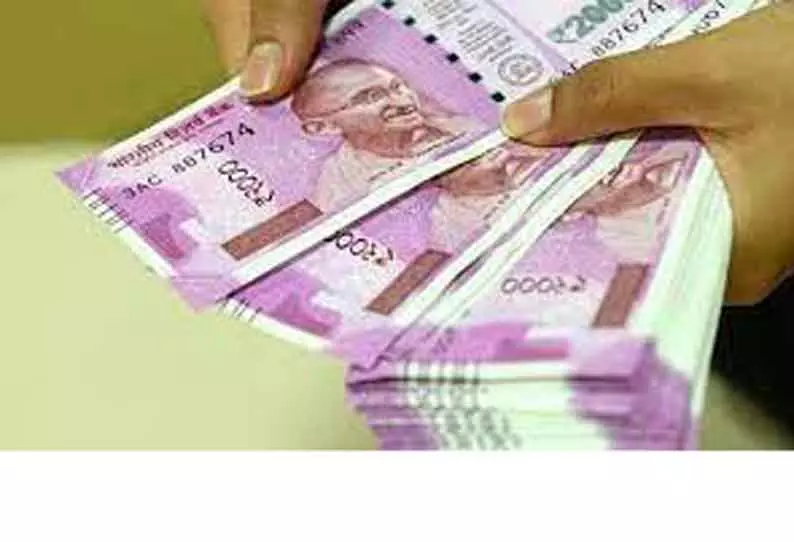 ஏக்நாத் ஷிண்டே முகாமுக்கு செல்ல ரூ.50 கோடி பேரம் பேசியதாக எம்.எல்.ஏ. குற்றச்சாட்டு ஏக்நாத் ஷிண்டே முகாமுக்கு செல்ல ரூ.50 கோடி பேரம் பேசியதாக எம்.எல்.ஏ. குற்றச்சாட்டு