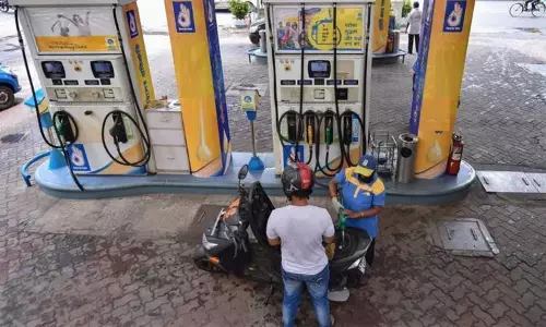 சென்னையில் 38-வது நாளாக ஒரே விலையில் நீடிக்கும் பெட்ரோல், டீசல்...! சென்னையில் 38-வது நாளாக ஒரே விலையில் நீடிக்கும் பெட்ரோல், டீசல்...!