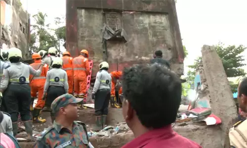 மராட்டியம்: அடுக்குமாடி கட்டிடம் இடிந்து விழுந்து விபத்து - 8 பேர் காயம் மராட்டியம்: அடுக்குமாடி கட்டிடம் இடிந்து விழுந்து விபத்து - 8 பேர் காயம்