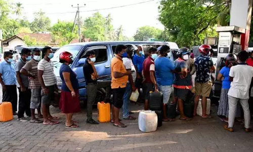 இலங்கையில் ஜூலை 10 வரை அத்தியாவசிய சேவைகளுக்கு மட்டுமே எரிபொருள்: நகர்புற பள்ளிகளும் இயங்காது இலங்கையில் ஜூலை 10 வரை அத்தியாவசிய சேவைகளுக்கு மட்டுமே எரிபொருள்: நகர்புற பள்ளிகளும் இயங்காது