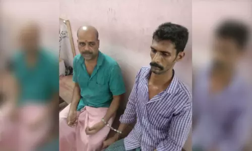 குமரி அருகே குடோனில் பதுக்கி வைத்திருந்த 200 கிலோ குட்கா பறிமுதல் - 2 பேர் கைது குமரி அருகே குடோனில் பதுக்கி வைத்திருந்த 200 கிலோ குட்கா பறிமுதல் - 2 பேர் கைது