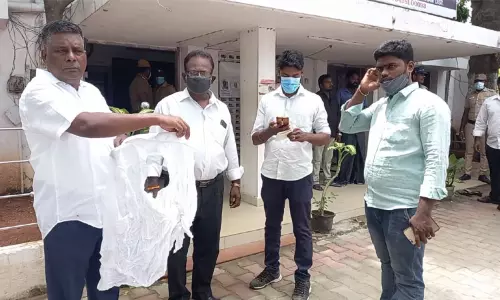 குன்றத்தூர்: திமுக உட்கட்சி தேர்தலில் வேட்புமனு தாக்கல் செய்ய வந்த நிர்வாகிக்கு அடி உதை குன்றத்தூர்: திமுக உட்கட்சி தேர்தலில் வேட்புமனு தாக்கல் செய்ய வந்த நிர்வாகிக்கு அடி உதை