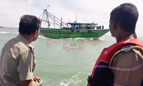 சாகர் கவாச் பாதுகாப்பு ஒத்திகை: போலி தீவிரவாதிகளை மடக்கி பிடித்த கடலோர பாதுகாப்பு படையினர் சாகர் கவாச் பாதுகாப்பு ஒத்திகை: போலி தீவிரவாதிகளை மடக்கி பிடித்த கடலோர பாதுகாப்பு படையினர்