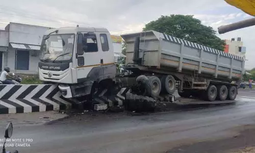 தடுப்புச்சுவர் மீது லாரி மோதி விபத்து